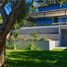 6 Bedroom Seafront Villa with Pool near Slano, Sleeps 12-14